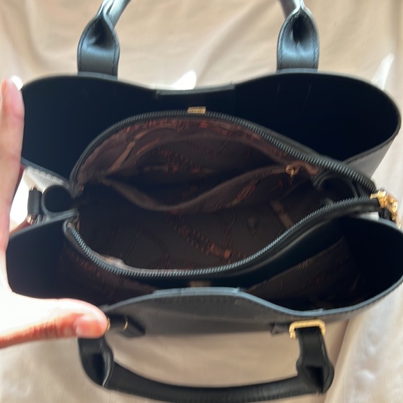 Black and gold hand bag with no damage. - Picture 3 of 5